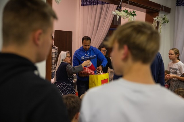 Toy Story: 1st Inf. Div. Soldiers Donate to Local Polish Orphanage