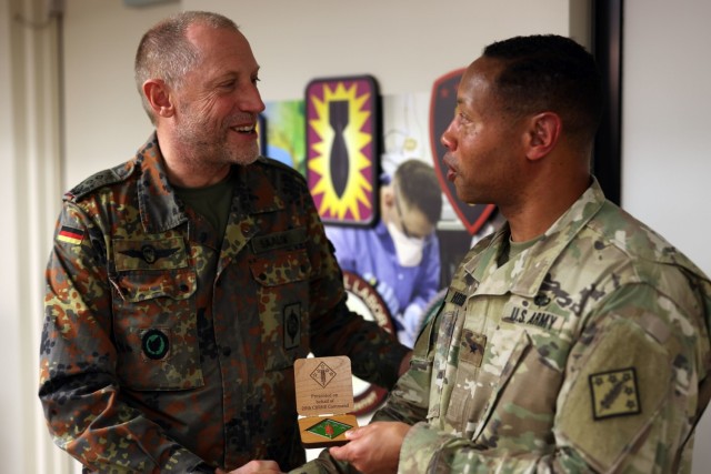  Col. Stephan Saalow and Brig. Gen. Daryl O. Hood 