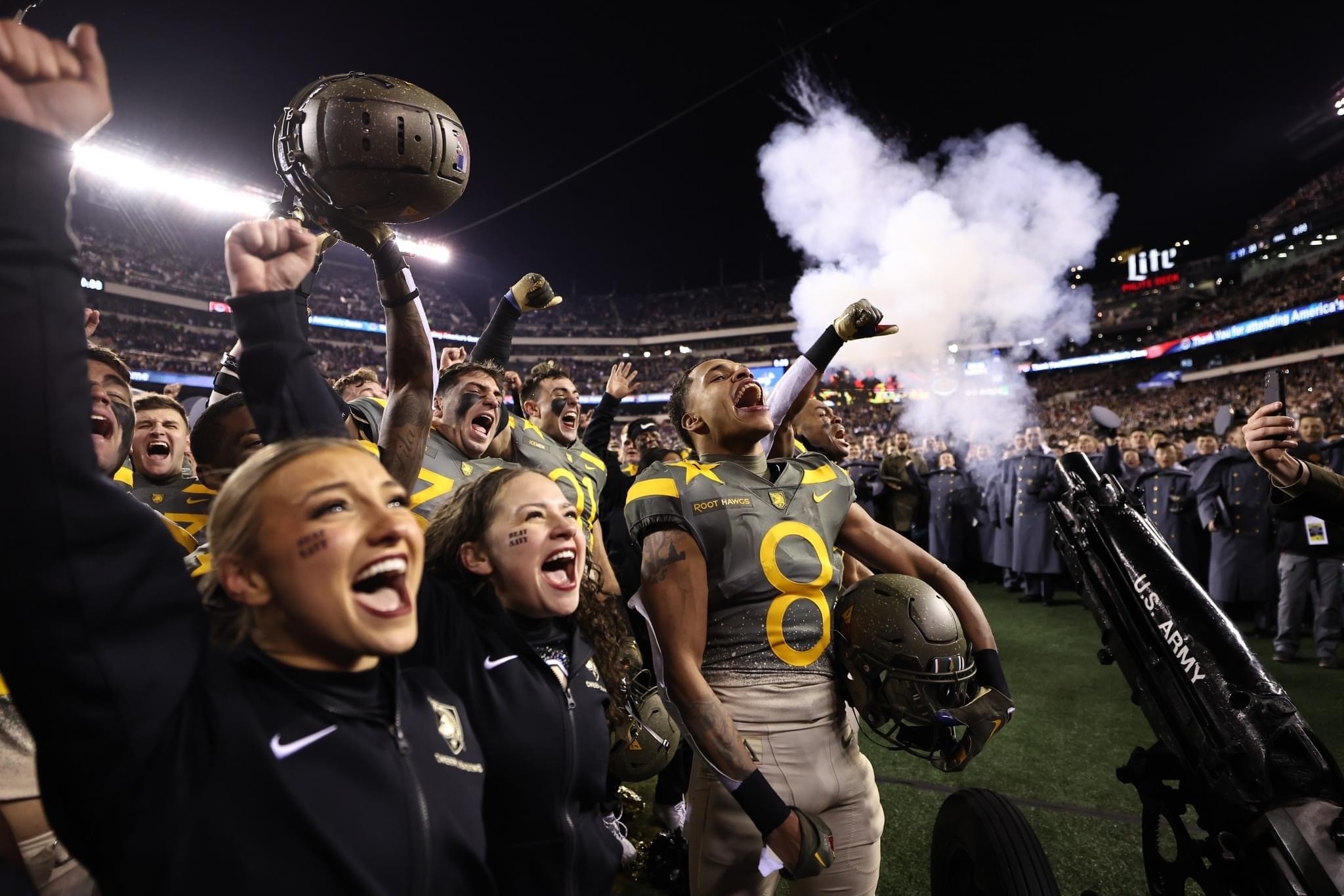 DVIDS - Images - Navy Talent Acquisition Group San Antonio Supports  Military Appreciation Football Game and Conducts Halftime Swear-In Ceremony  [Image 6 of 12]