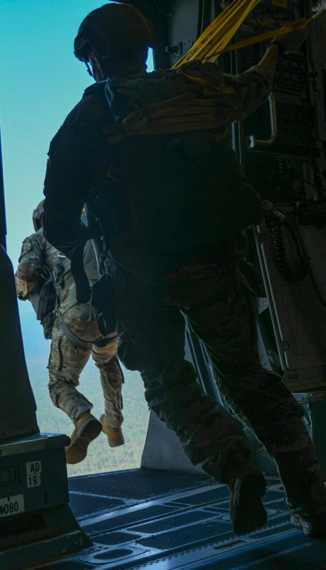 7th Special Forces Group (Airborne) Soldiers Earn Foreign Jump Wings