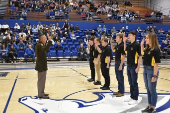 SMDC senior leader administers oath to Army recruits during UAH basketball game