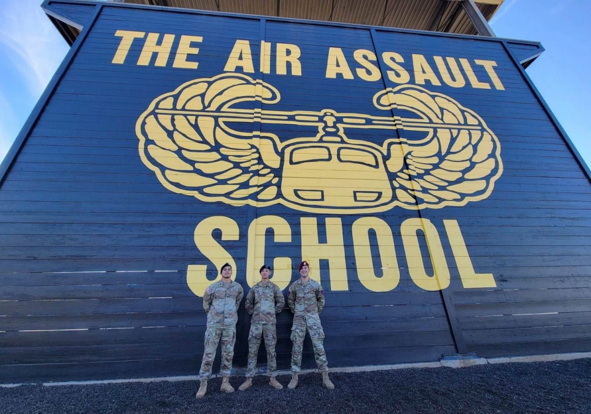 USAMMC-E Soldier follows in father’s footsteps, earns Air Assault badge ...