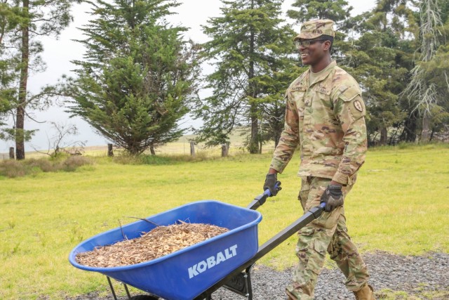 Lightning Support Soldiers Volunteer for the Girl Scouts of Hawaii