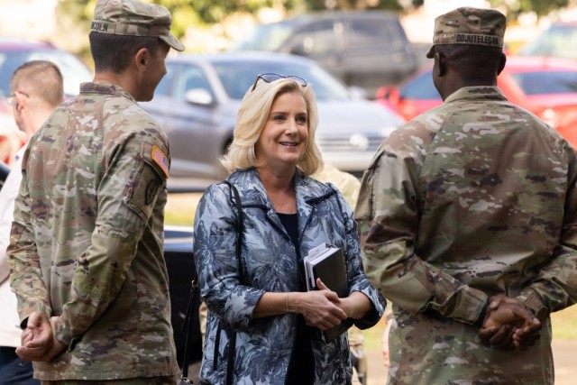 Secretary of the Army visits 25th Infantry Division