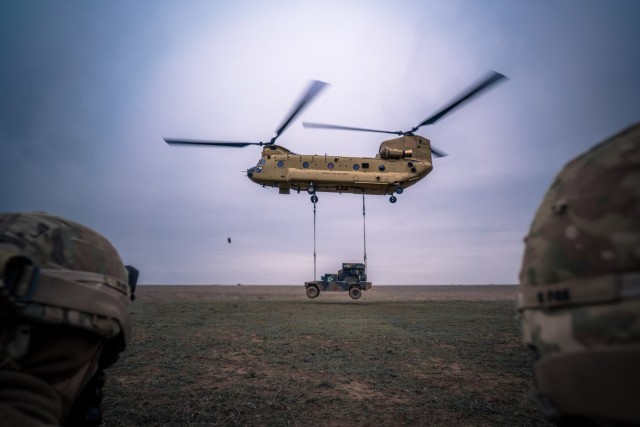 Antrenament pentru asalt aerian Avengers: U.S. Air Defenders completează operațiunile de încărcare cu macara în România