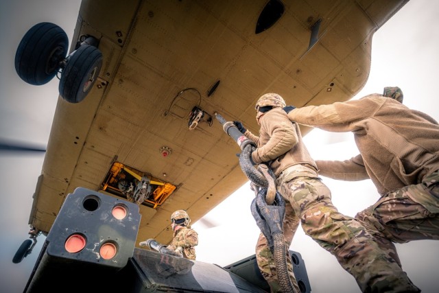 Antrenament pentru asalt aerian Avengers: U.S. Air Defenders finalizează operațiunile de încărcare cu macara în România