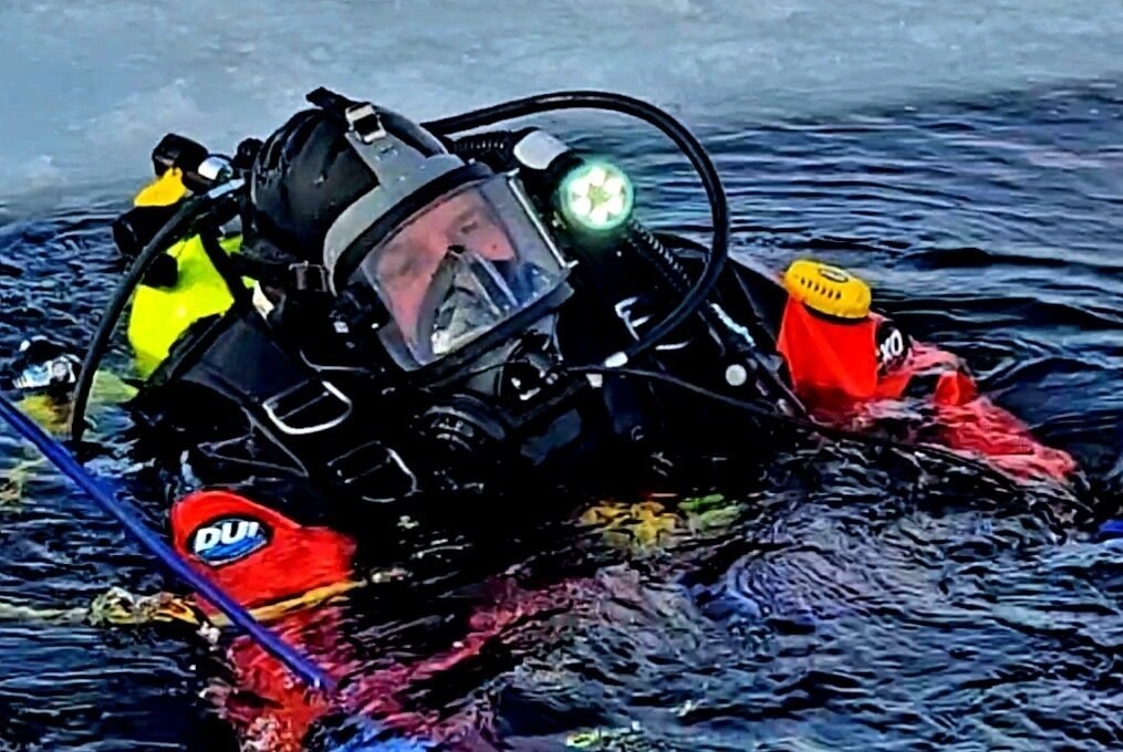 Photo Essay: Firefighters on installation fire department dive team ...