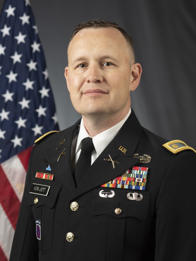 Maj. Steve Von Jett, an instructor at the Defense Information School at Fort Meade, Md., shares his struggle with suicidal ideations in a session that focuses on suicide prevention, response and identifying the actions that lead to suicide as part...