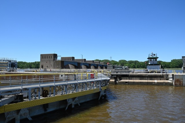 Corps replaces 85-year old miter gates at Lock and Dam 8