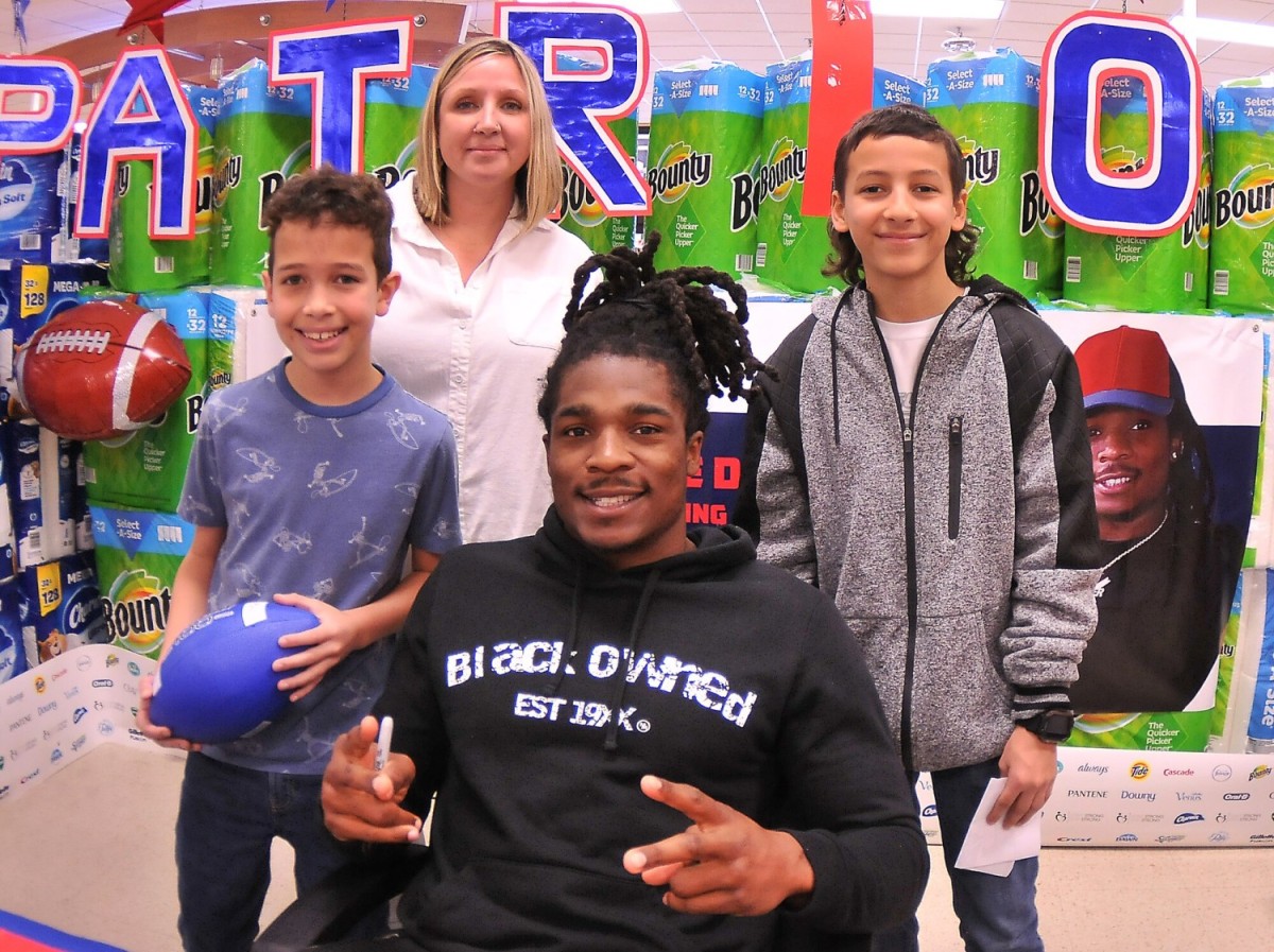 NFL player makes commissary appearance | Article | The United States Army