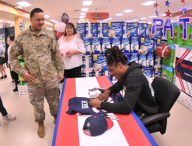 NFL player makes commissary appearance