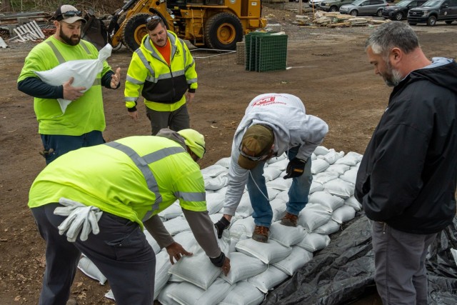 Louisville District provides flood fight training to City of Frankfort