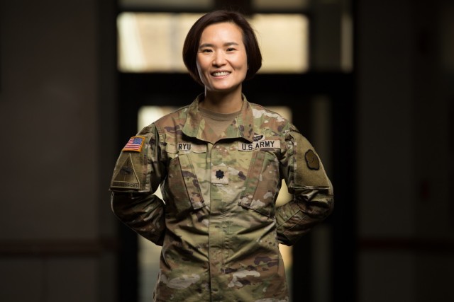 Lt. Col. Ryu recognizes the outstanding performance of her Soldiers.