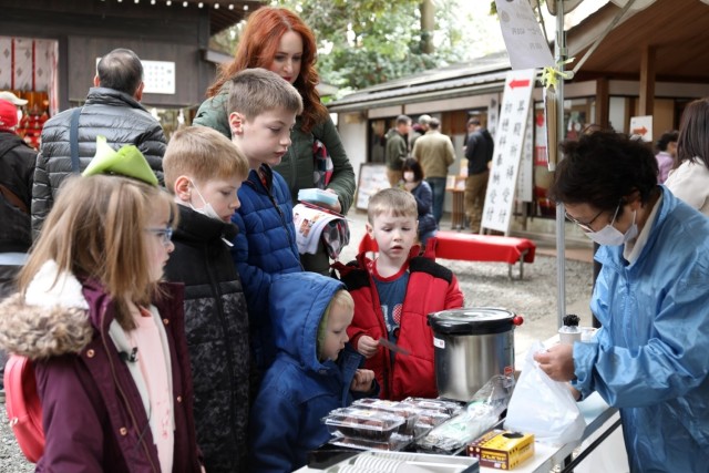 Walking tour to local shrine gives Camp Zama residents chance to experience Japanese culture