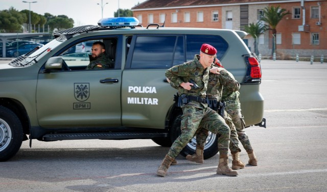 U.S. Soldiers visit Spanish military police battalion 
