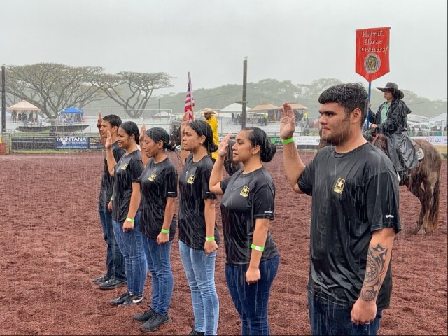 Army’s Newest Recruits Sworn in at Pana&#39;ewa Stampede Rodeo