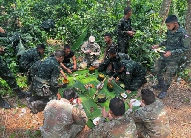 Bravo Company Soldiers eat with Royal Thai Army