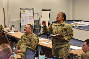Contracting leaders mentor Soldiers to be all they can be
