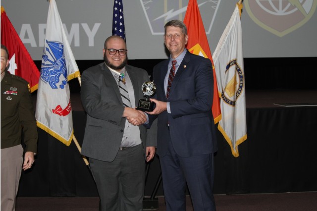 Mr. Antonio Medina Sosa receives NETCOM global statue