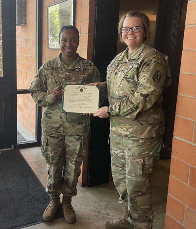 7th Signal Command Theater Profiles Outstanding Women Leaders Lt