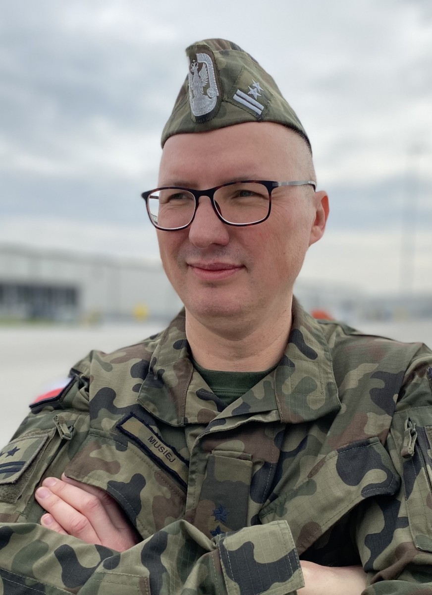 Oficer Wojska Polskiego odpowiedzialny za podstawowy personel w nowej placówce APS-2 w Powidzu |  Artykuł