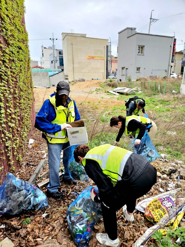 Humphreys joins community to clean up