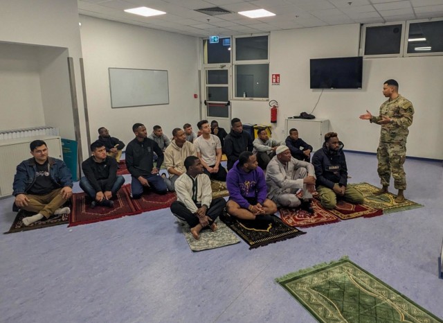 Army chaplain shares Ramadan with Muslim prayer group