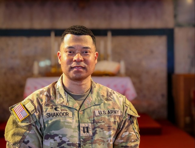 Army chaplain shares Ramadan with Muslim prayer group