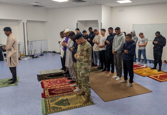 Army chaplain shares Ramadan with Muslim prayer group