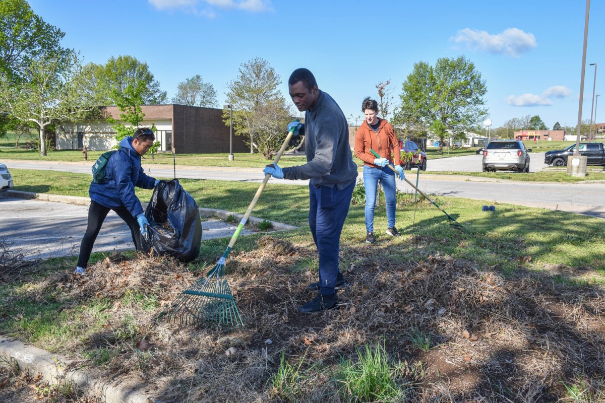 Volunteers Tidy Up Fort Leonard Wood For Earth Day | Article | The ...