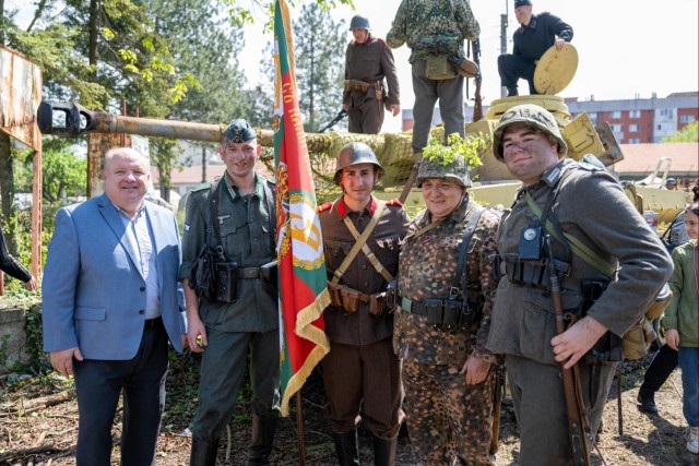 ASA-Black Sea NSTA DGM takes group photo with reenactors