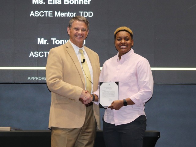 Jeff Langhout, previous DEVCOM AvMC director, recognizes team member Ella Bonner for her mentorship of students from the Alabama School of Cyber Technology and Engineering.