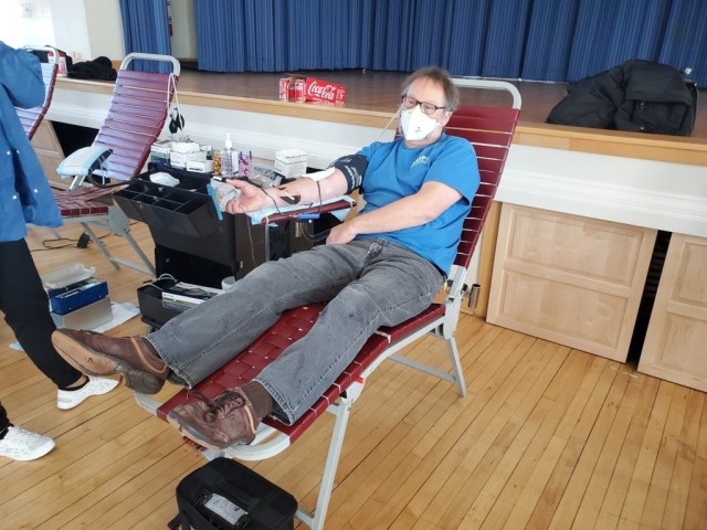 Jeff Nickel donates blood