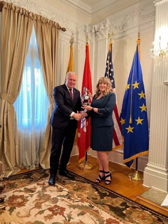 Arvydas Anušauskas, the minister of national defence of the Republic of Lithuania, honors Sherri Adams, of the Security Assistance Command, on May 3 at the Embassy of the Republic of Lithuania to the U.S. in Washington, D.C.
