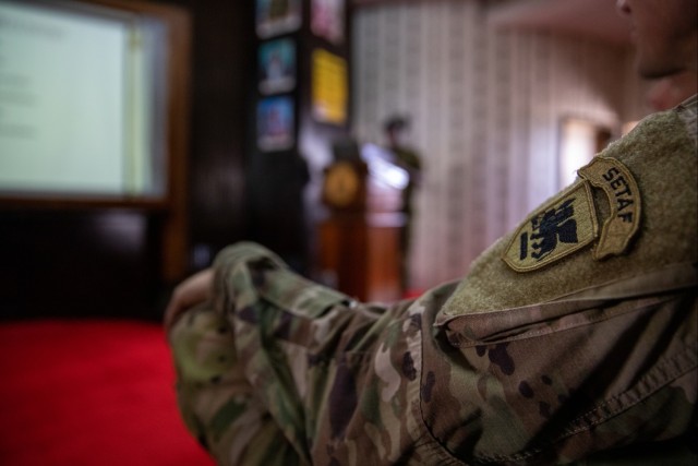 U.S., Sierra Leone soldiers discuss public affairs procedures