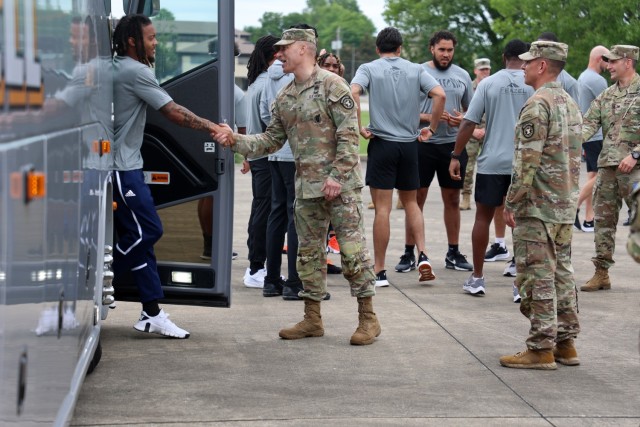 Maj. Gen. Davis welcomes Bengals players