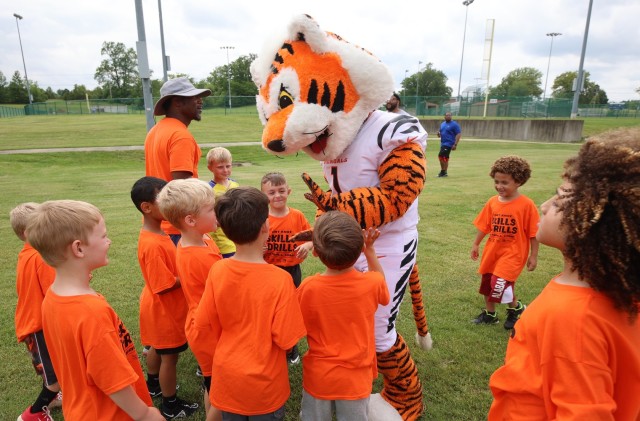 Bengals Who Dey mascot interacts with Fort Knox military children