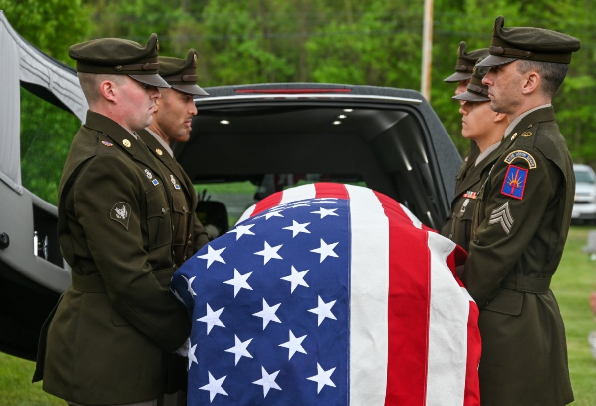 NY Army Guard Soldiers Provide Funeral Honors For World War II Pilot ...