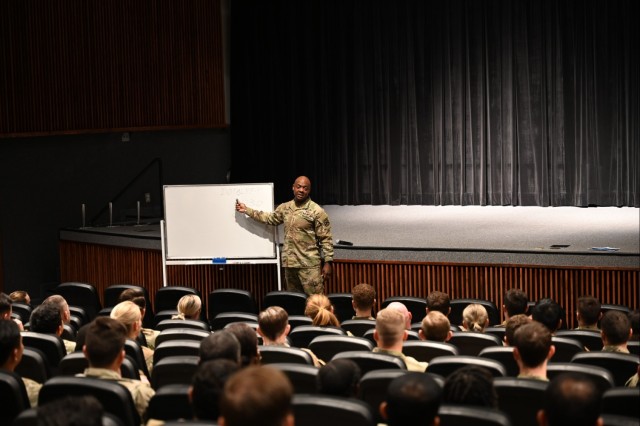 Combined Arms Center commander visits U.S. Army Intelligence Center of Excellence, Fort Huachuca