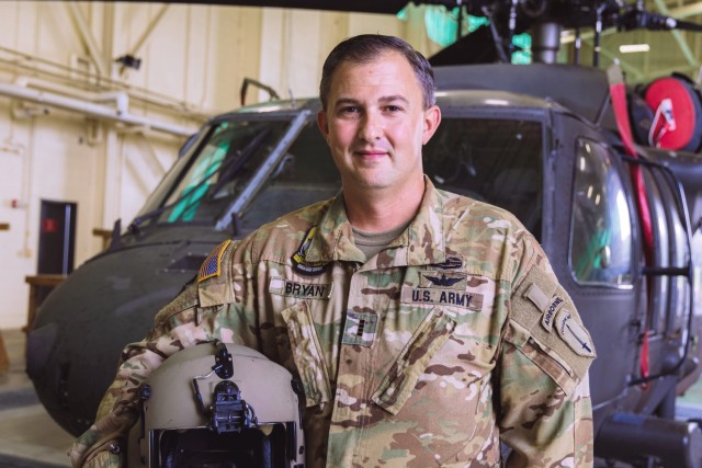 Fort Moore helicopter pilot reaches 3,000 flight hours during historic ceremony
