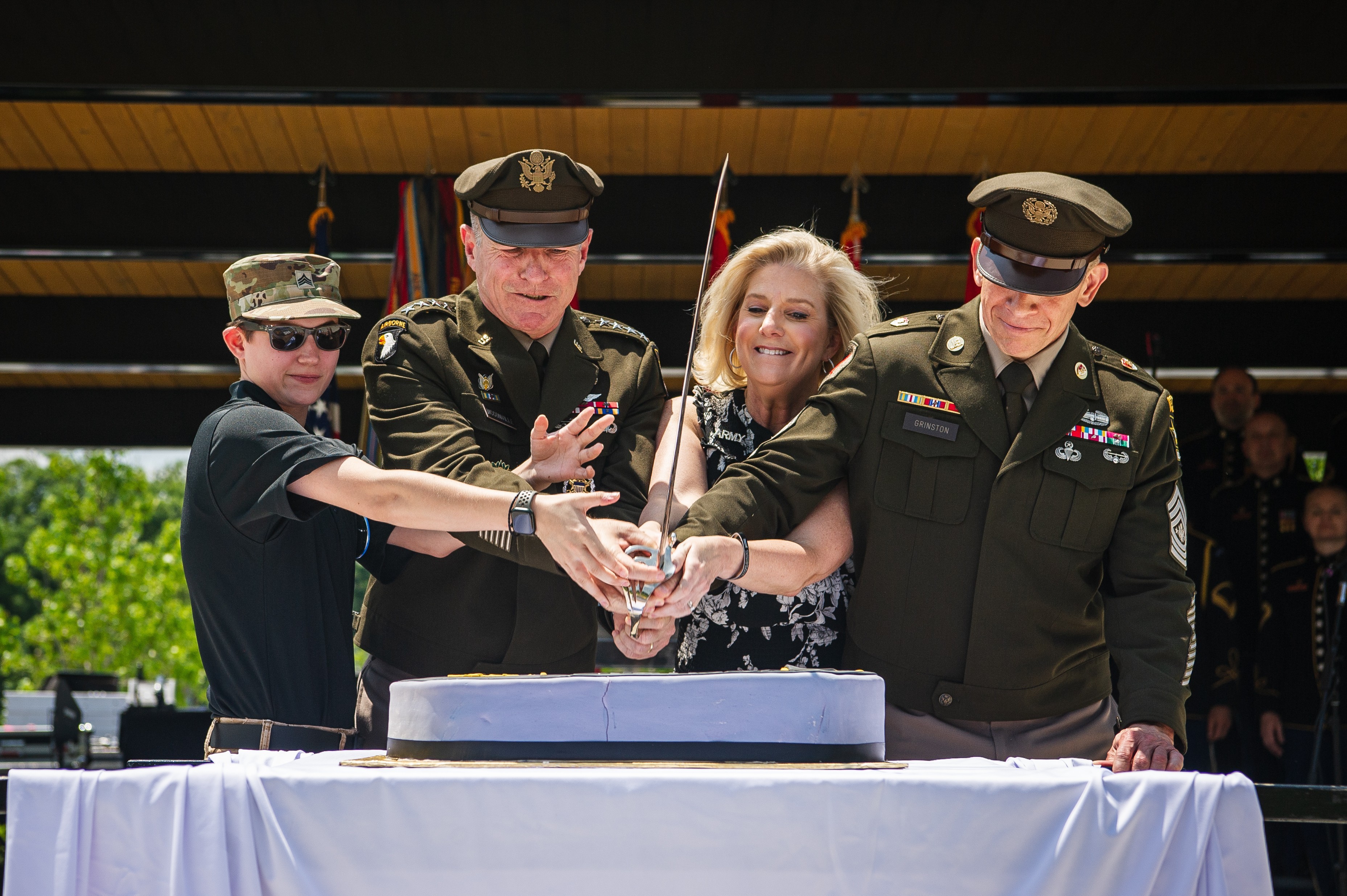 陆军参谋长将军詹姆斯·c·McConville美国陆军部长克里斯汀·e·Wormuth和陆军少校中士迈克尔·a·Grinston英里艾弗里切生日蛋糕,许愿接受者,第248军生日节日期间在国家博物馆的美国陆军在配发,维吉尼亚州,2023年6月10日。美国陆军,成立于1775年6月14日,庆祝248年的障碍变成了可能性和挑战我们的士兵“你可以。”