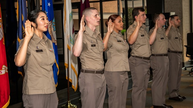 Graduates of Uniformed Service University’s Enlisted to Medical Degree Preparatory Program class of 2023 perform the commissioned officer&#39;s oath of office. The EMDP2 offers enlisted Soldiers the opportunity to transition to a medical career field and earn a commission. 