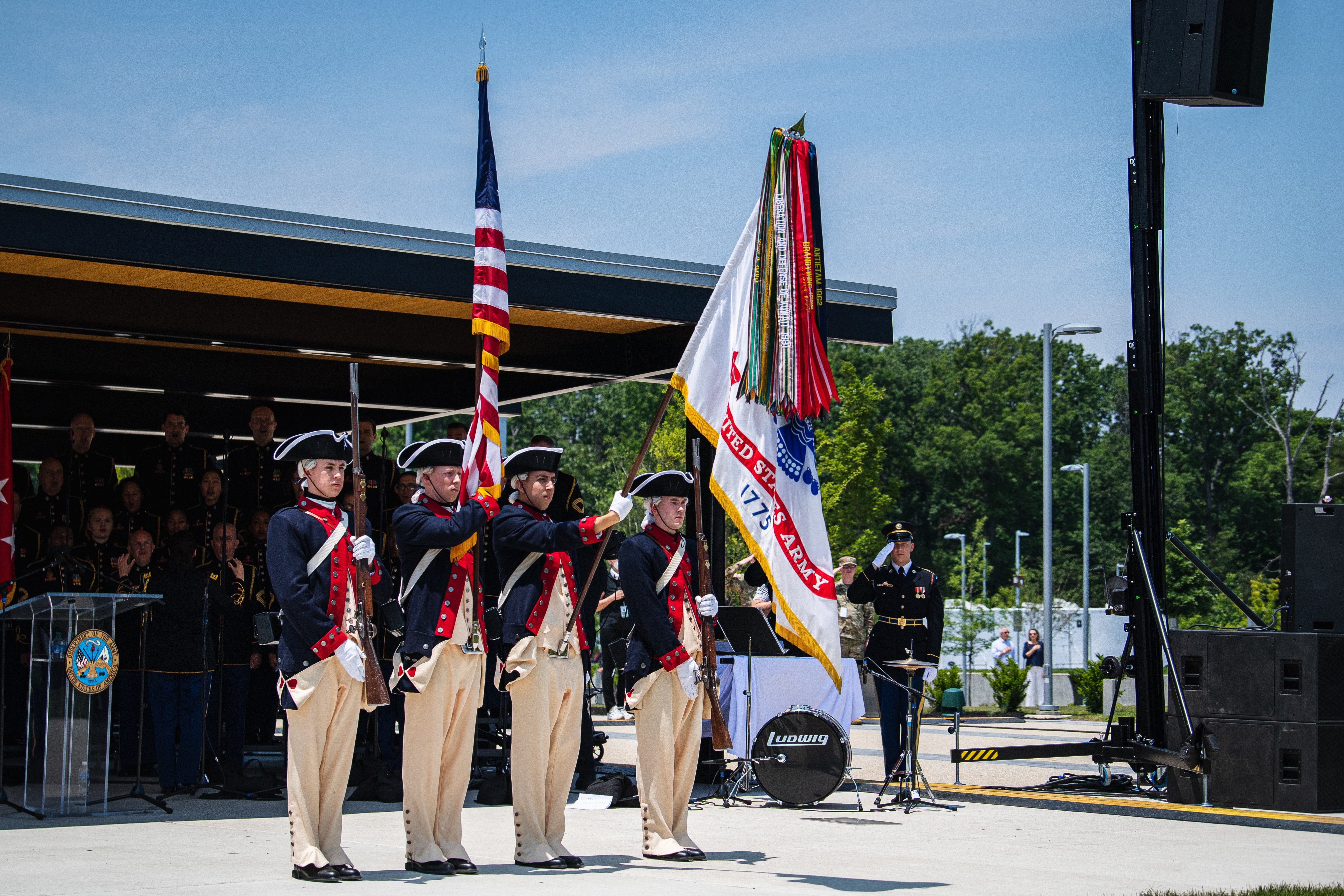 美国士兵与大陆颜色,美国第三步兵团(保守派),现在的颜色在国歌在军队生日节日正式仪式在国家博物馆的美国陆军,配发,维吉尼亚州,2023年6月10日。事件纪念美国陆军的248岁生日。