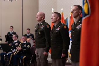 7th Signal Command (Theater) holds change of command ceremony