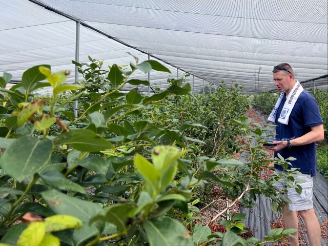 Current, future commanders meet with local community while berry picking