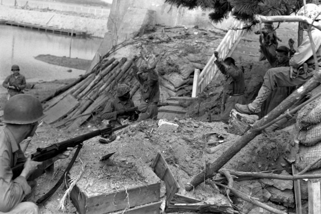 Soldiers capture North Korean soldiers on Wolmi-Do Island, South Korea, Sept. 1950.