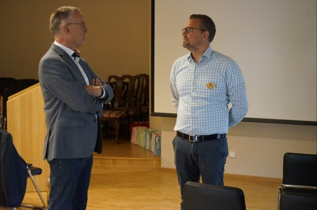 Garrison Wiesbaden receives solution briefings; local university MBA students receive credit and experience