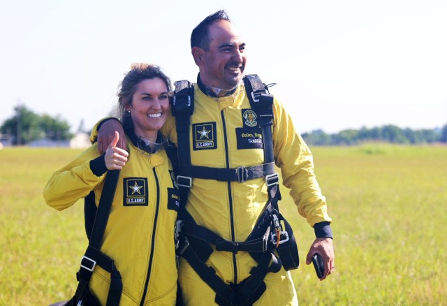 Golden Knights tandem jumps ‘Connect America with America’s Army’