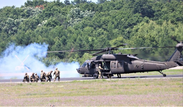 Wisconsin National Guard&#39;s 1st Battalion, 147th Aviation Regiment supports airshow &#39;dress rehearsal&#39; event at Fort McCoy