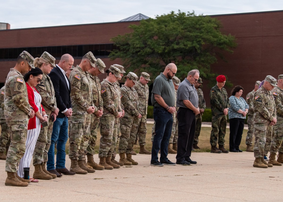 Fort Leonard Wood service members participate in military appreciation  event before Cardinals game Sept. 11, Article